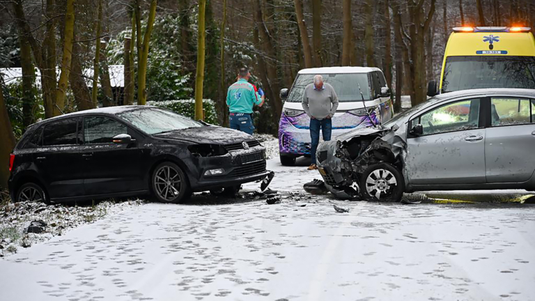 Stuurcorrectie gaat mis op besneeuwde Herenweg: frontale botsing met gewonde