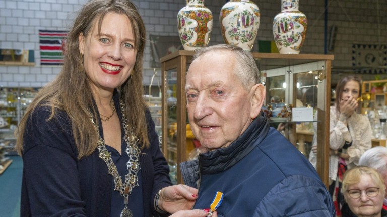 Bob van der Horst ontvangt Koninklijke onderscheiding van burgemeester Schouten