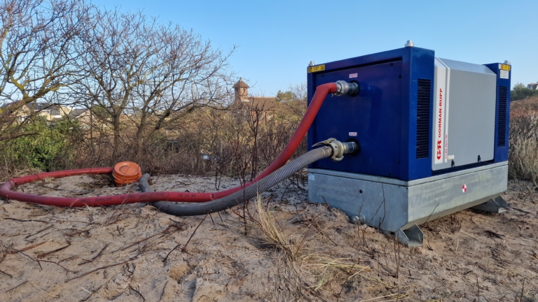 Pompen gaan straten en kelders Bergen aan Zee watervrij houden: “Ze doen het echt goed”
