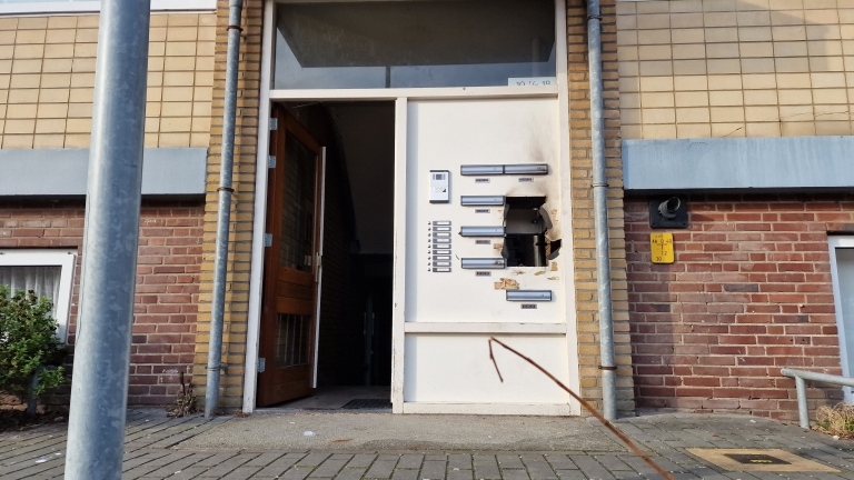 Explosief gaat af bij Ruusbroechof, ook geparkeerde auto beschadigd