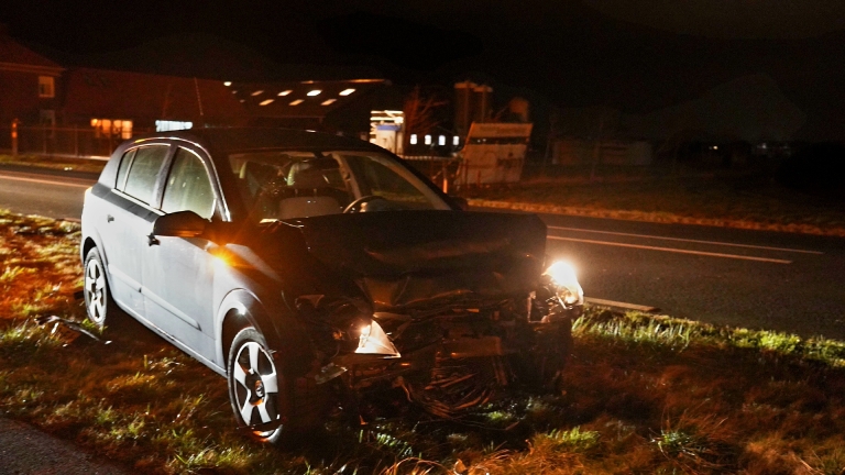 Hoeverweg decor van kop-staartbotsing met kostbare schade