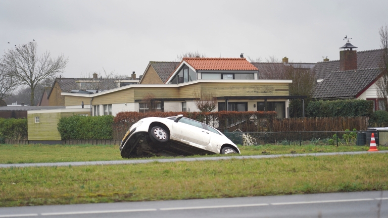 Fiat 500 schiet van N512 en eindigt gedeeltelijk in greppel