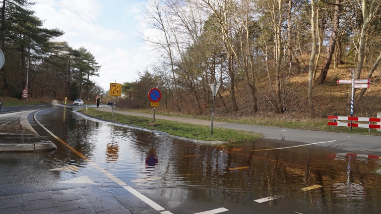 Pomp moet volledige afsluiting Zeeweg voorkomen, water naar rotonde Eeuwige Laan