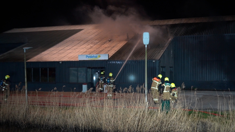 Brand in Pesie tennishal in Alkmaar: geen gewonden, wel veel schade