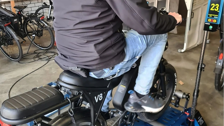 Nu ook e-bikes onder de loep; politie Dijk en Waard heeft nieuwe rollentestbank