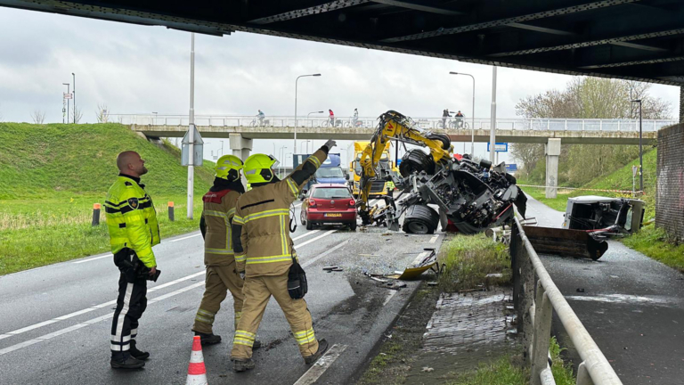 Ravage op de N242: vrachtwagen met kraan klapt tegen spoorbrug