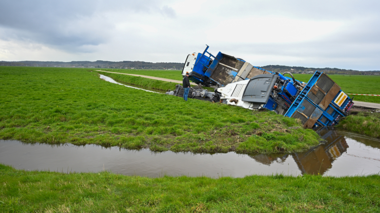 Vrachtwagen te water in Schoorl