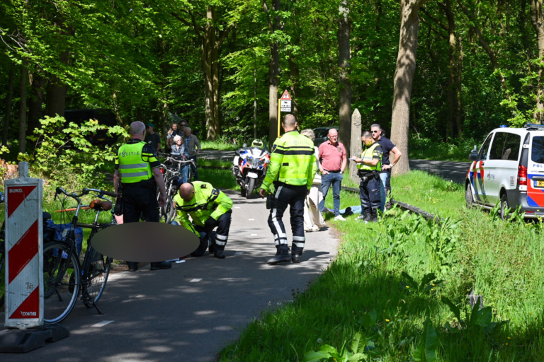 Frontale botsing tussen fietsers bij Bergen: passerende verpleegkundige schiet te hulp