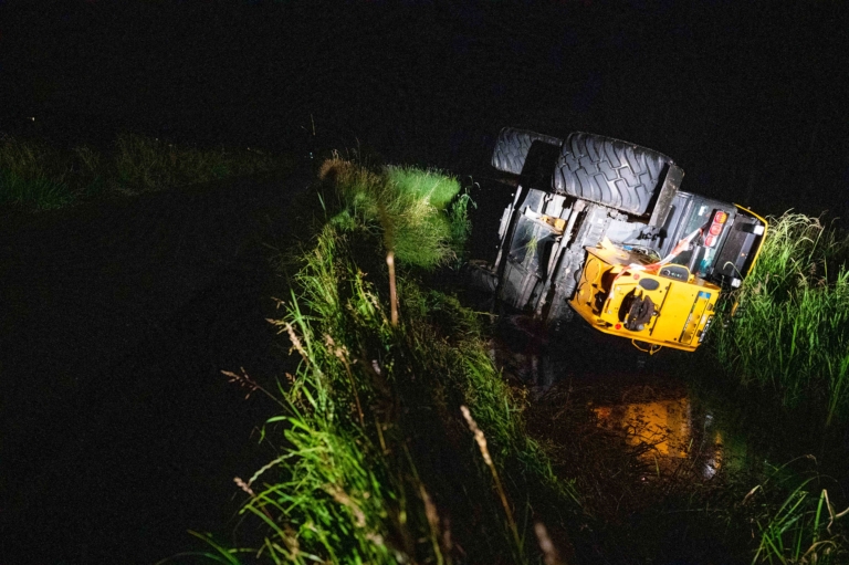 Shovel eindigt op zijkant in Bergense sloot