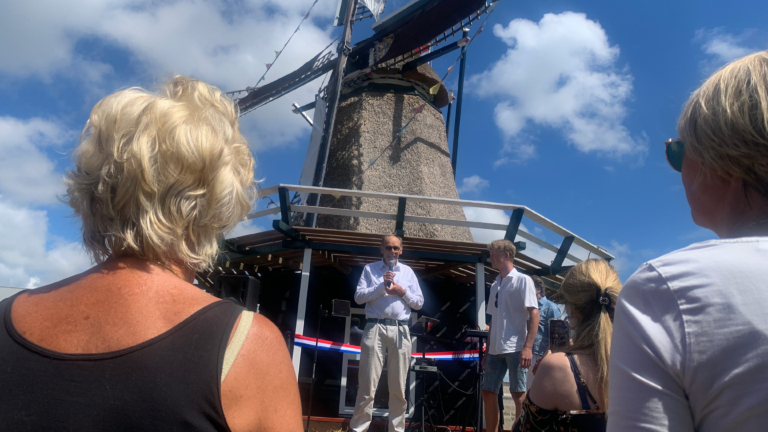 Na vijf jaar werken opent Stan (18) zijn molen in Limmen: “Dit is zo leuk om te doen”