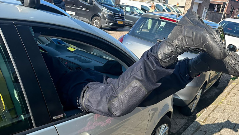 Politie redt hond uit hete auto in Egmond aan Zee