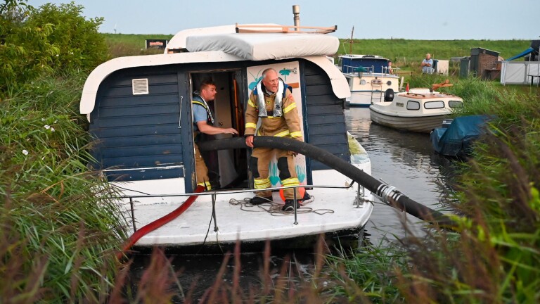 Bootje maakt water in Hargen, brandweer voorkomt erger