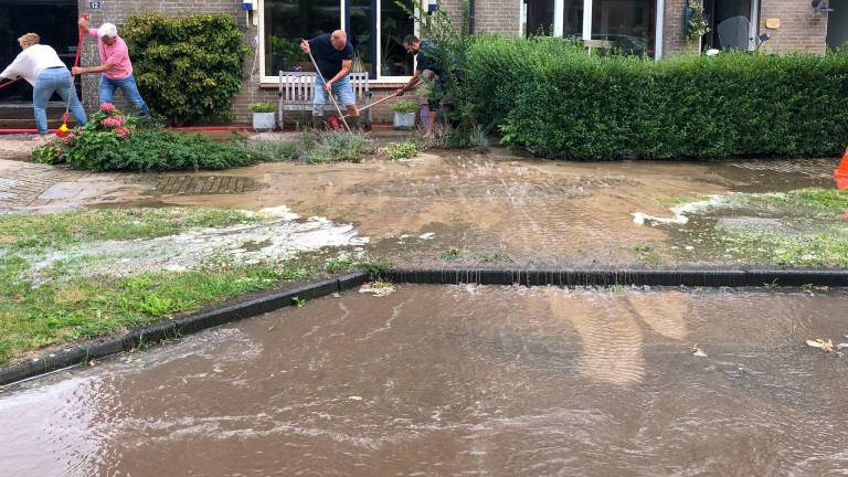Brandweer en bewoners in actie na waterlek onder Gruttoweg in Groet