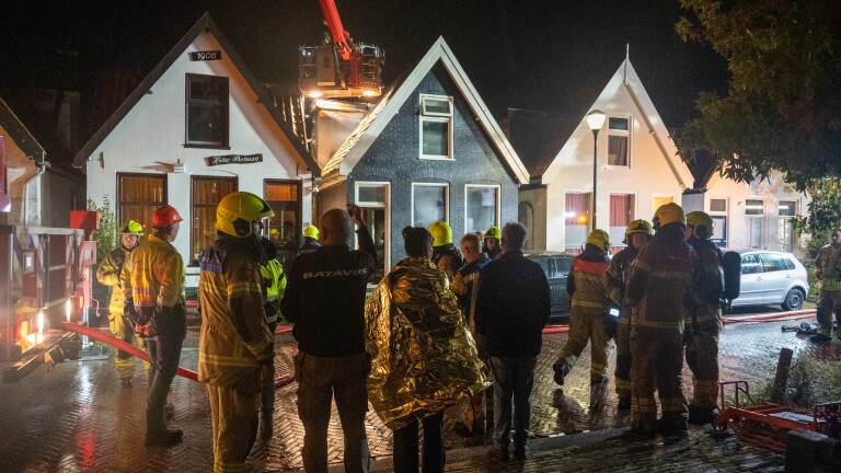 Huizen ontruimd na felle woningbrand in Bergen