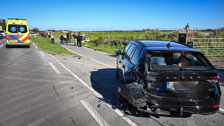 Scooterrijder gewond naar ziekenhuis na kop-staartbotsing auto’s op Hoeverweg