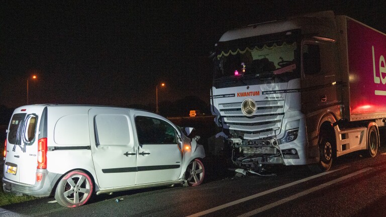 Ernstig ongeval N9 na inhaalpoging: frontale aanrijding met vrachtwagen