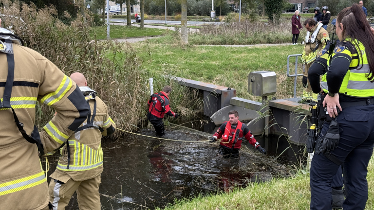 Scootmobiel te water: hulpdiensten met duikteam ter plaatse