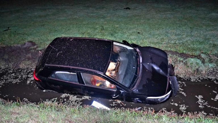 Onder invloed van drank en drugs verkerende bestuurder eindigt in sloot