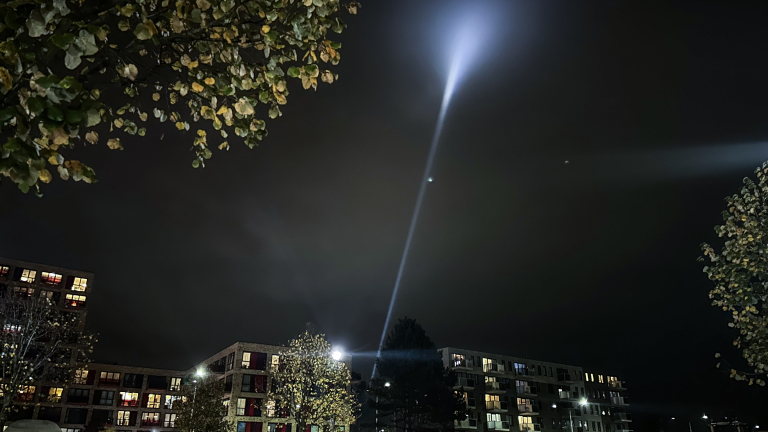 Geheimzinnige lichtstraal priemt door de lucht: het Lightfestival is van start gegaan