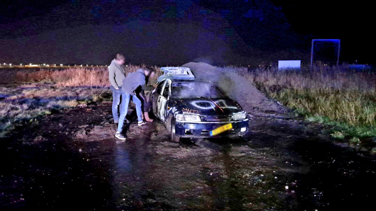 Autocross op industrieterrein in Heerhugowaard loopt uit op autobrand