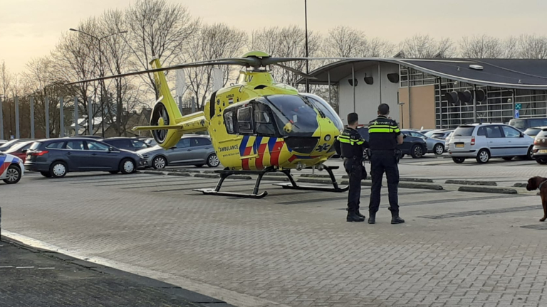 Traumahelikopter landt bij Waardergolf in Heerhugowaard voor medisch noodgeval
