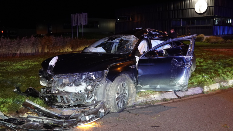 Eenzijdig ongeval op N194: automobilist met spoed naar ziekenhuis