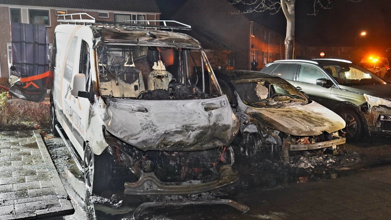 Drie in Heerhugowaard geparkeerde auto’s vallen ten prooi aan vlammen; zeker twee gaan verloren