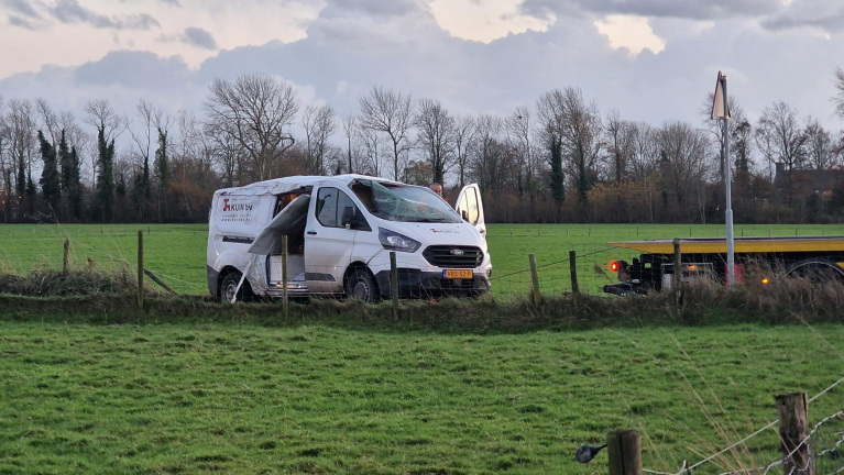 Busje maakt koprol na aanrijding Heiloo