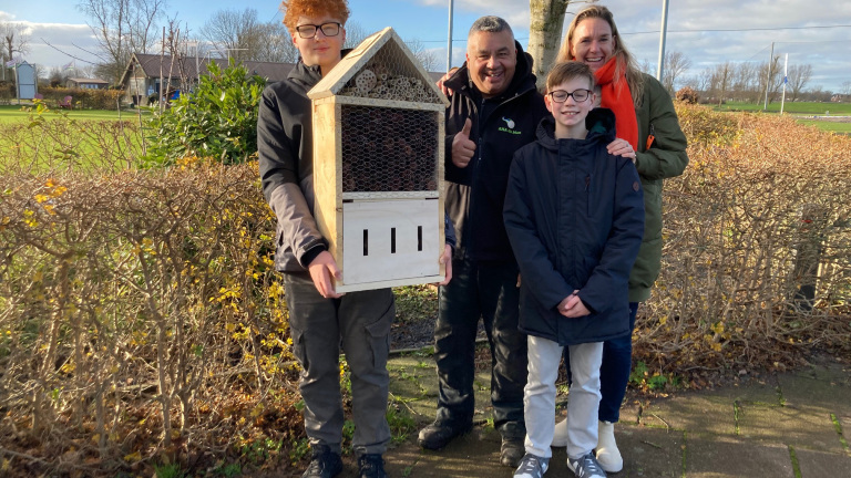 Leerlingen Jan Arentsz plaatsen insectenhotel op golfbaan: “Mooie toevoeging”