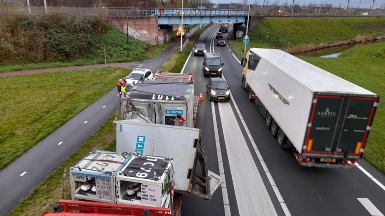 En weer is het raak: vrachtwagen klapt tegen spoorbrug N242