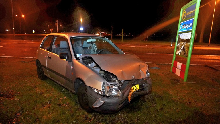 Geen gewonden, maar auto total-loss bij aanrijding op rotonde Castricum