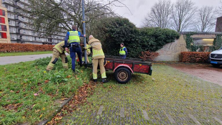 Brandweer schiet handhaving te hulp bij verwijderen aanhangers zonder kenteken in Alkmaar