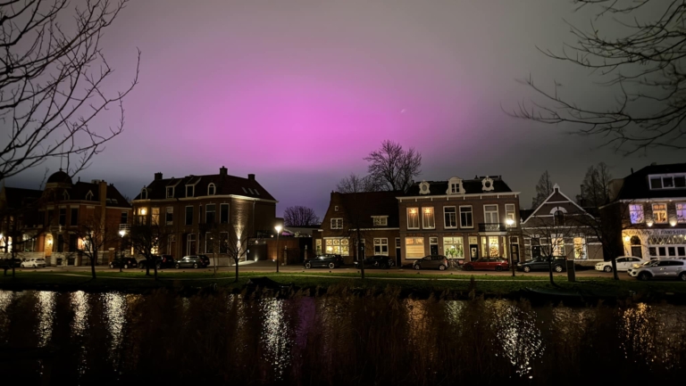 AZ laat Alkmaarse hemel paars opgloeien: “Het blijft een vorm van zeer extreme lichtvervuiling”