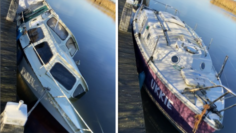 Twee foto's van een halve gezonken boot en een intacte boot genaamd "UKKIE" aan een houten steiger.