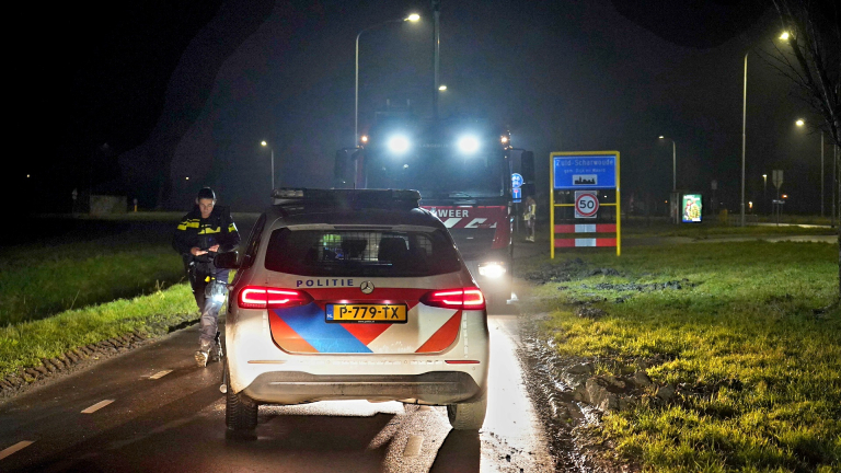 Hulpdiensten doorzoeken sloot in Zuid-Scharwoude na vondst fiets