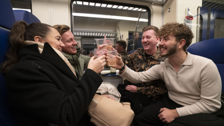 Proost in de polonaise: Alkmaar viert nachttrein met Guus Meeuwis en beatbox