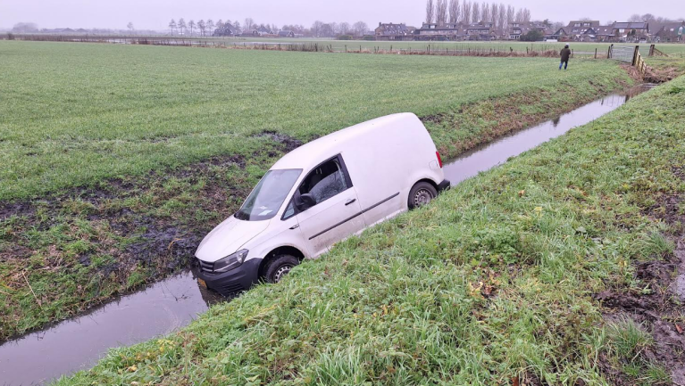 Busje belandt in sloot langs Kerkweg in Hensbroek