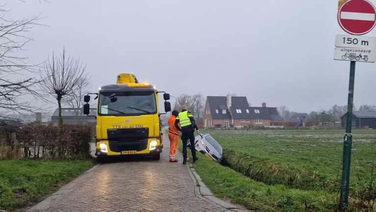 Automobilist ongedeerd nadat hij zijn auto in Castricum de sloot in stuurt