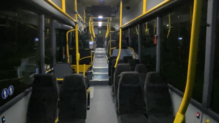 Buslijn 305 van en naar De Rijp valt nog te vaak uit: “Reizigers niet in de kou laten staan”