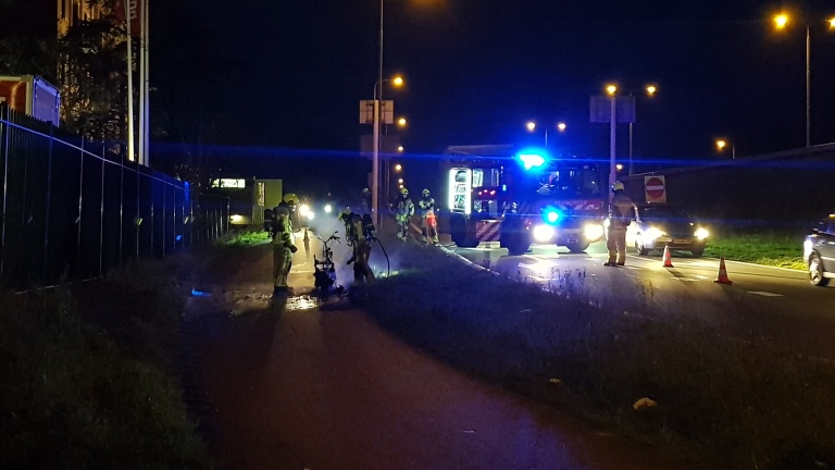 Scooter ploft en brandt uit op fietspad langs N242 in Alkmaar