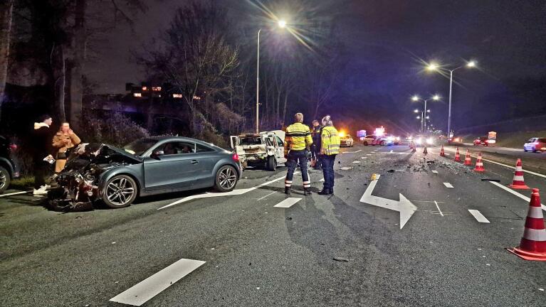 Gewonden en ravage door aanrijding met vier auto’s op Nollenweg in Alkmaar