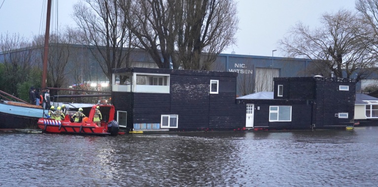 Woonboot slaat los door harde wind en komt aan andere kant Noordhollands Kanaal terecht