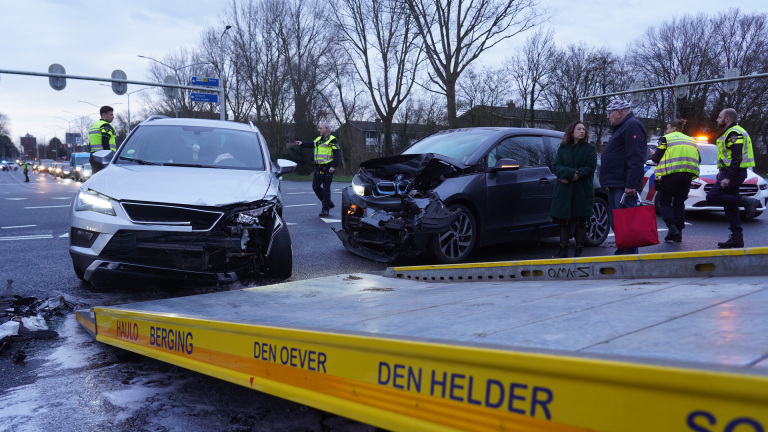 Twee auto’s total loss na aanrijding op kruising Bergerweg met M.L. Kingweg