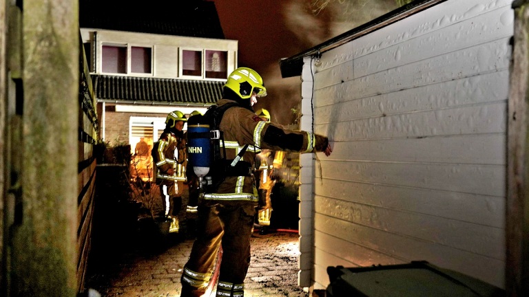Brand legt tuinhuisje aan de Dommel in Heerhugowaard in de as