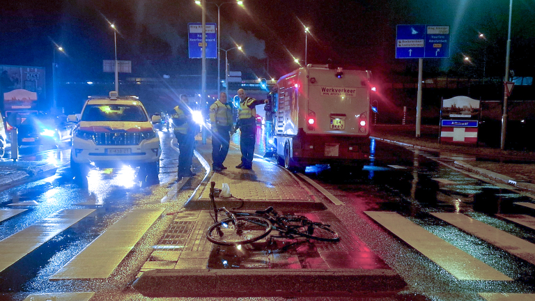 Fietser raakt gewond door aanrijding met veegwagen