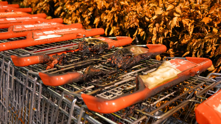 Brandende winkelwagens naast Vomar in Alkmaar: jongeren met spuitbussen vermoedelijk betrokken