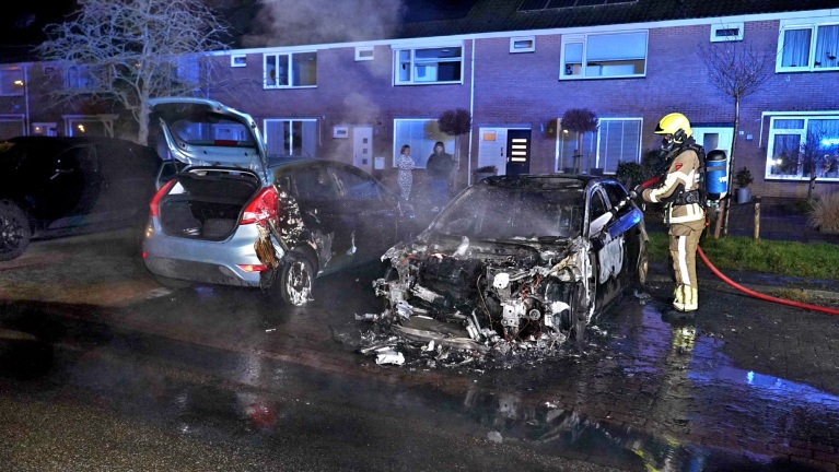 Opnieuw raak in Heerhugowaard: twee auto’s door vuur verwoest