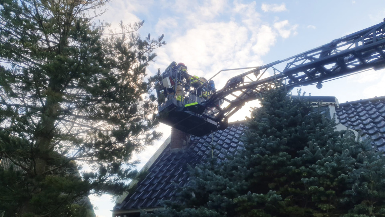 Schoorsteenbrand in Akersloot terwijl bewoonster slaapt
