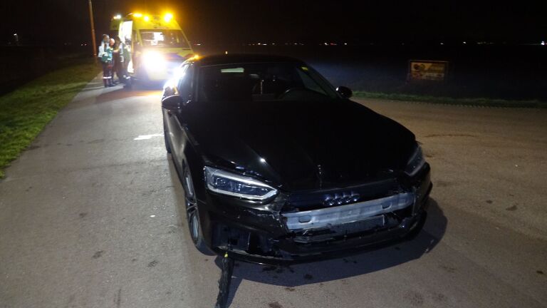 Beschonken automobilist botst achterop ambulance in Oudkarspel