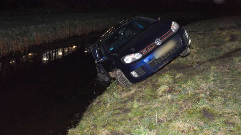 Auto vliegt uit de bocht en belandt in het water bij oprit N508 in Alkmaar